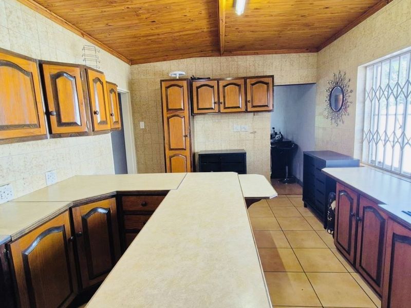 Lovely Family Home withA Granny flat!!! - Photo 3