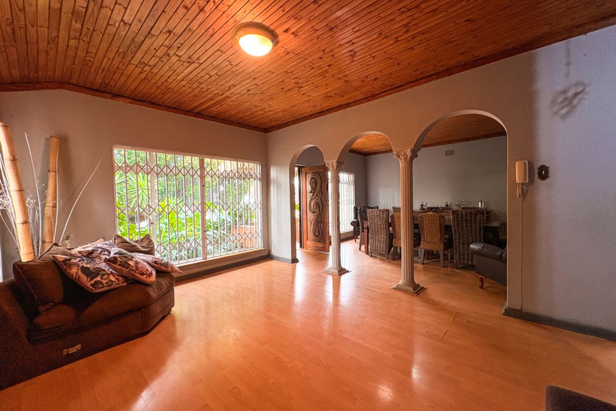 Lovely Family Home withA Granny flat!!! - Photo 5