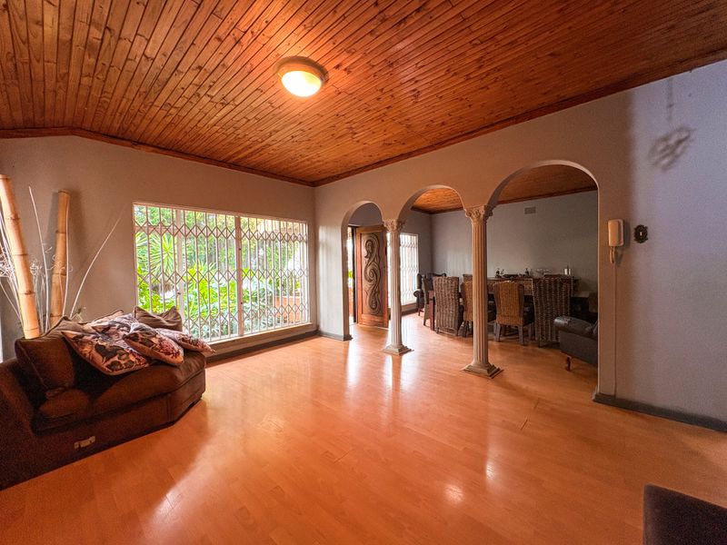 Lovely Family Home withA Granny flat!!! - Photo 5