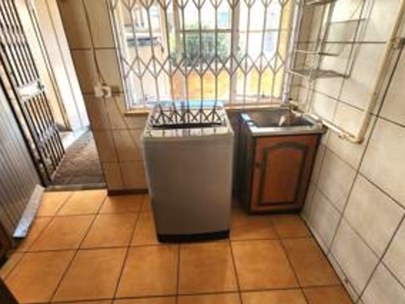 Lovely Family Home withA Granny flat!!! - Photo 4