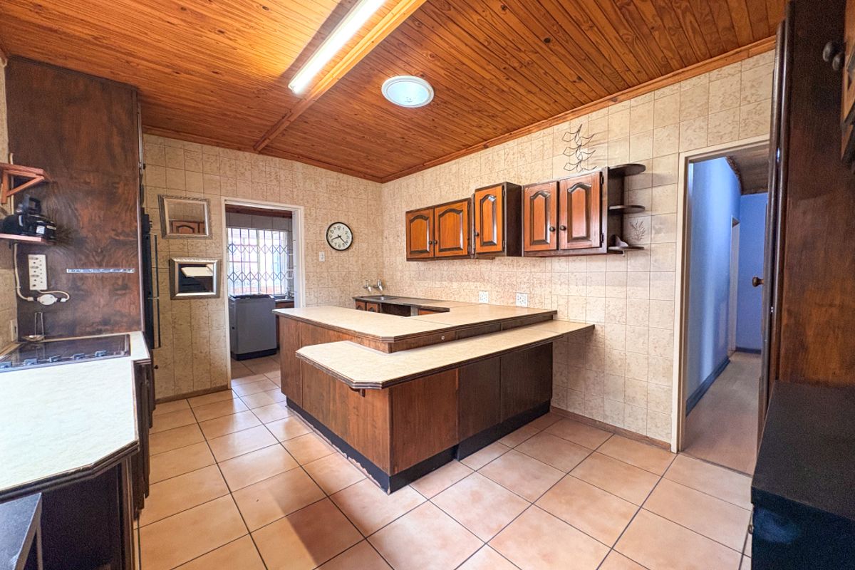 Lovely Family Home withA Granny flat!!! - Photo 2