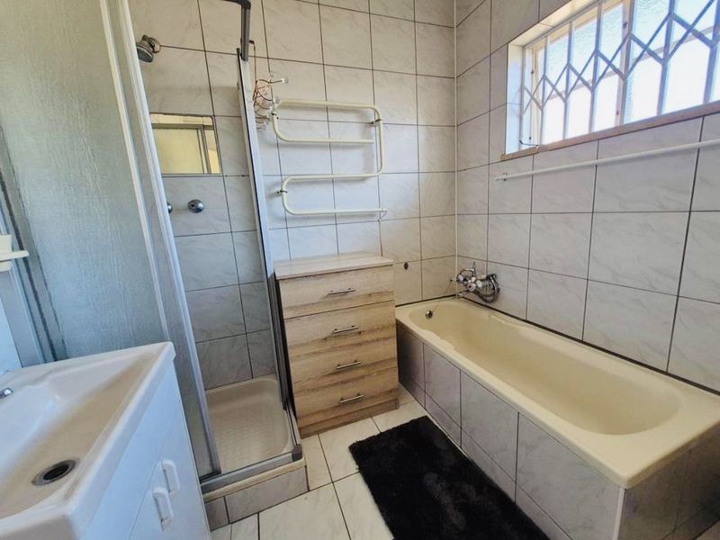 Lovely Family Home withA Granny flat!!! - Photo 10