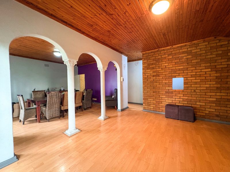 Lovely Family Home withA Granny flat!!! - Photo 6