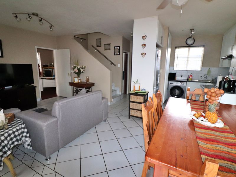 3 Bedroom Cluster for Sale in Hurlyvale, Edenvale - Photo 2