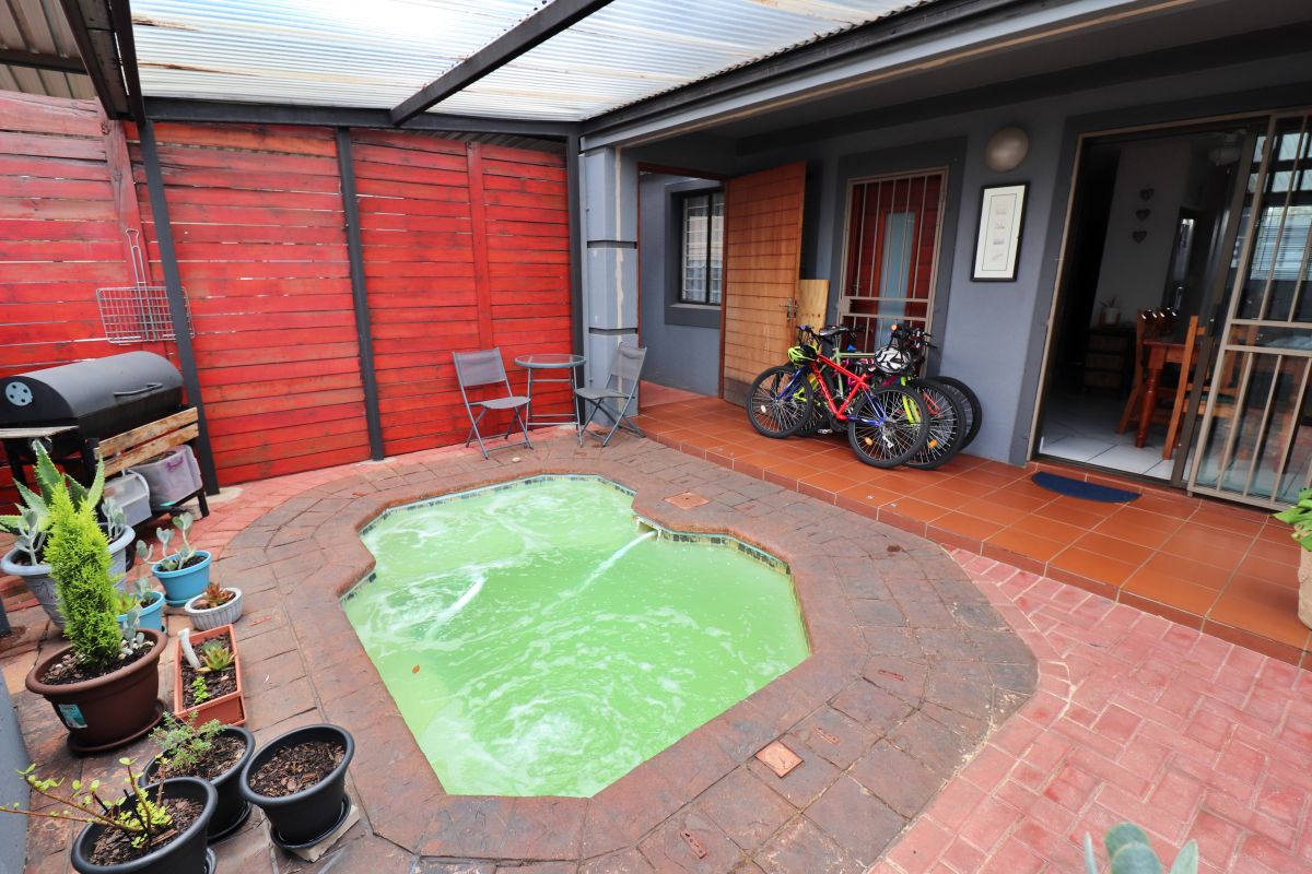 3 Bedroom Cluster for Sale in Hurlyvale, Edenvale - Photo 3