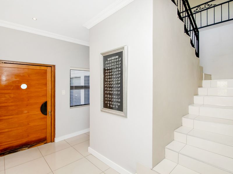 3/4 Bedroom home with 3 bathrooms - Photo 4