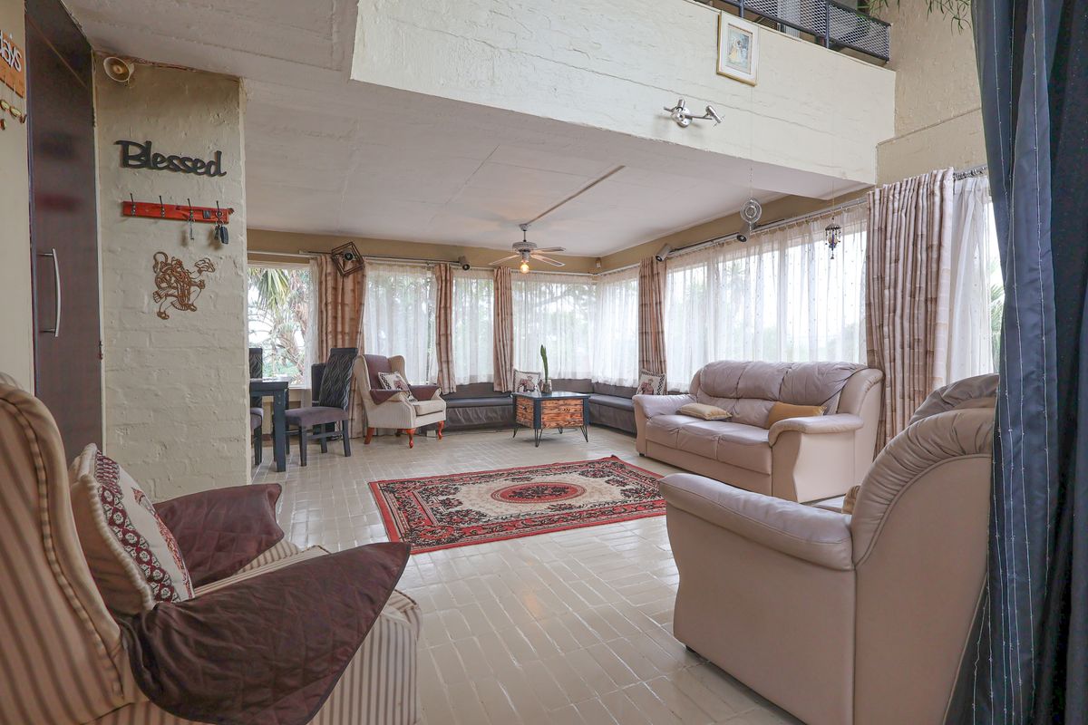 Spacious Family Home with Cottage, Pool & Charming Extras - Photo 3