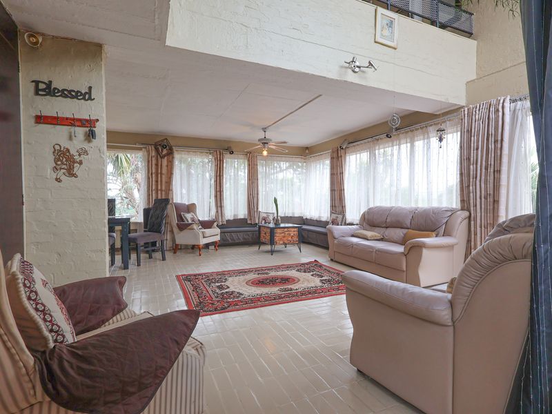 Spacious Family Home with Cottage, Pool & Charming Extras - Photo 3