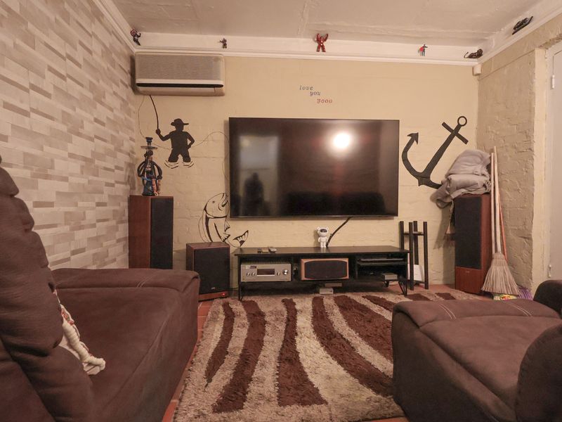 Spacious Family Home with Cottage, Pool & Charming Extras - Photo 10