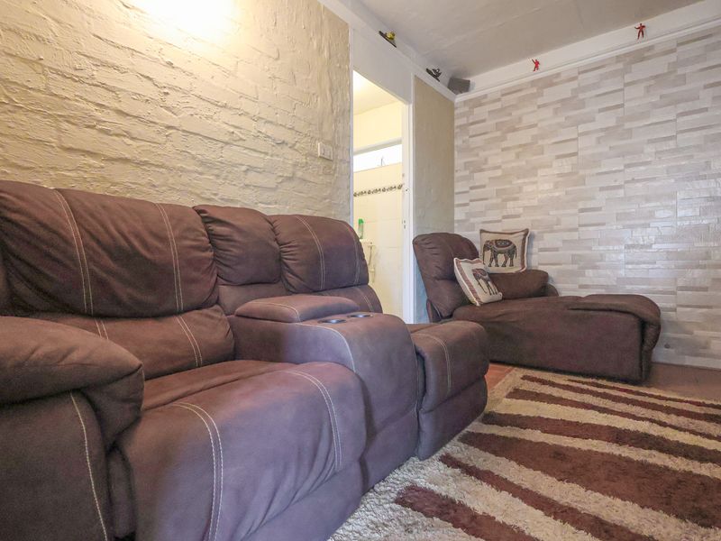 Spacious Family Home with Cottage, Pool & Charming Extras - Photo 9