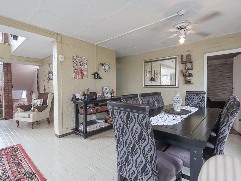 Spacious Family Home with Cottage, Pool & Charming Extras - Photo 6