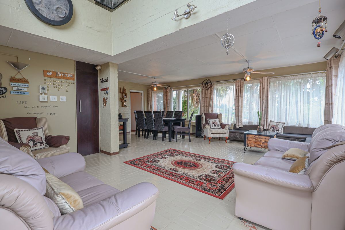 Spacious Family Home with Cottage, Pool & Charming Extras - Photo 2