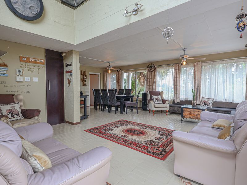 Spacious Family Home with Cottage, Pool & Charming Extras - Photo 2