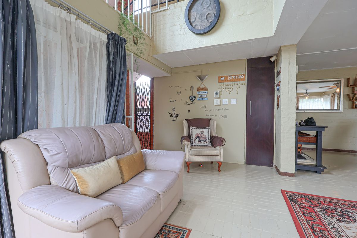 Spacious Family Home with Cottage, Pool & Charming Extras - Photo 5