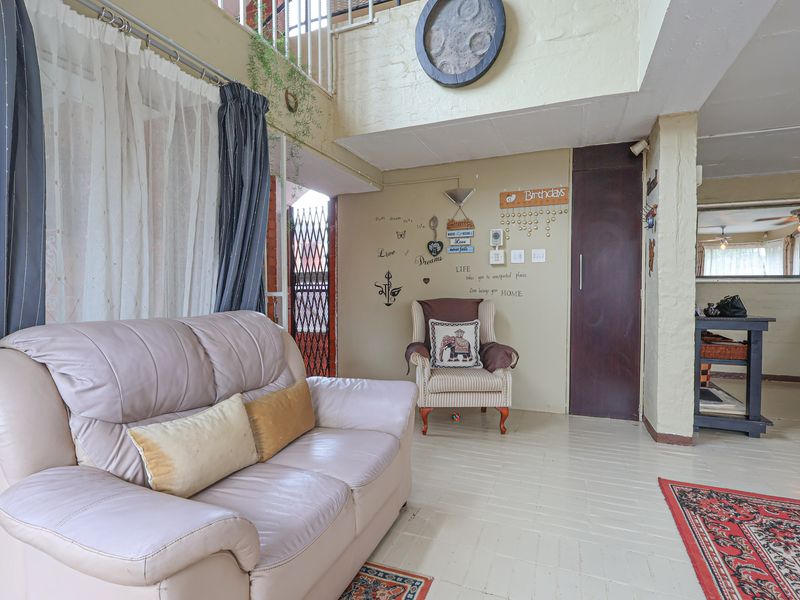 Spacious Family Home with Cottage, Pool & Charming Extras - Photo 5