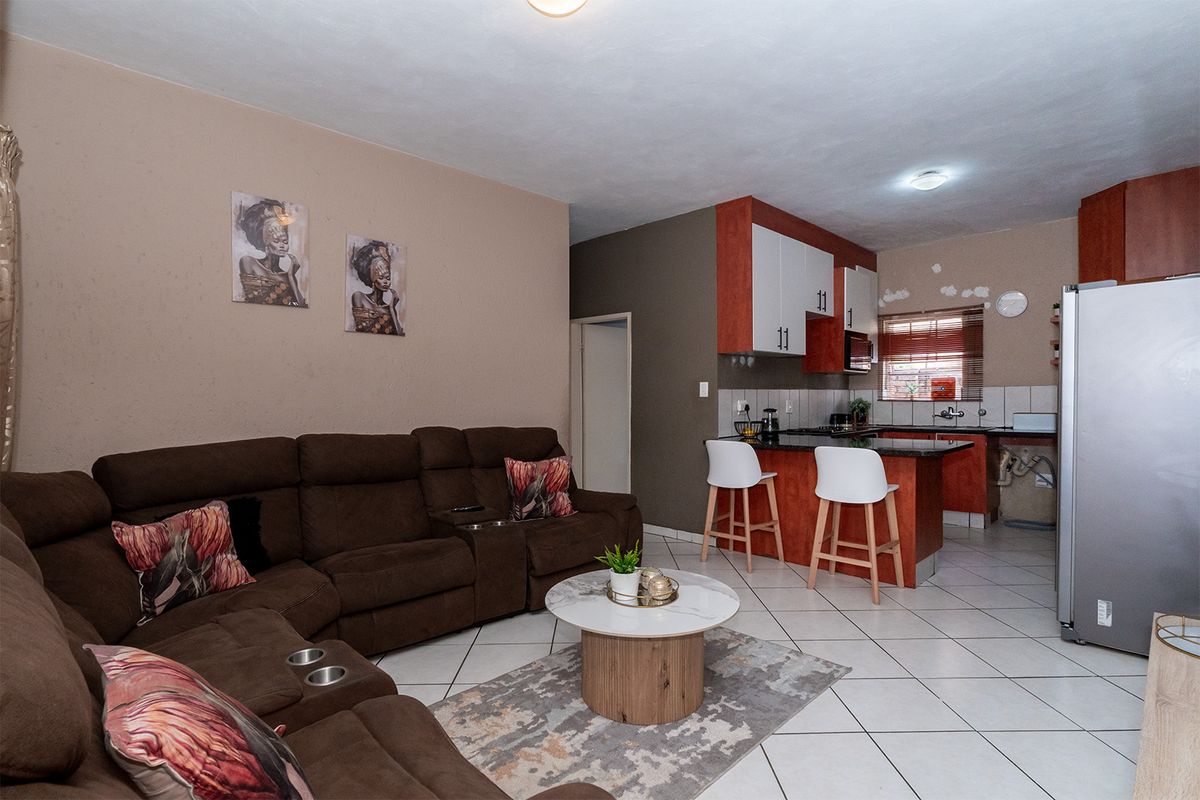 GROUND FOOR Secure 2 Bedroom Unit for Sale in Croydon with lock up Garage . - Photo 2