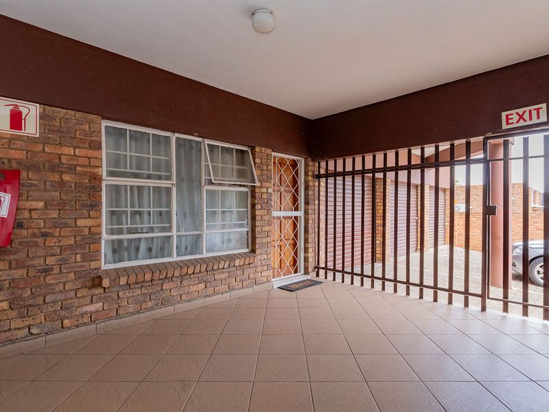 GROUND FOOR Secure 2 Bedroom Unit for Sale in Croydon with lock up Garage . - Photo 8