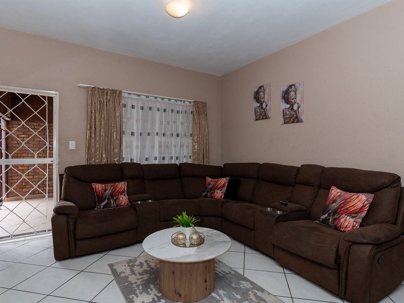 GROUND FOOR Secure 2 Bedroom Unit for Sale in Croydon with lock up Garage . - Photo 10