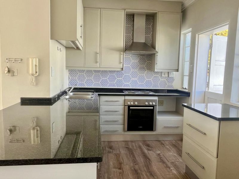 Secure spacious 2 Bedroom Apartment - Photo 5