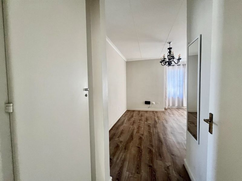 Secure spacious 2 Bedroom Apartment - Photo 10