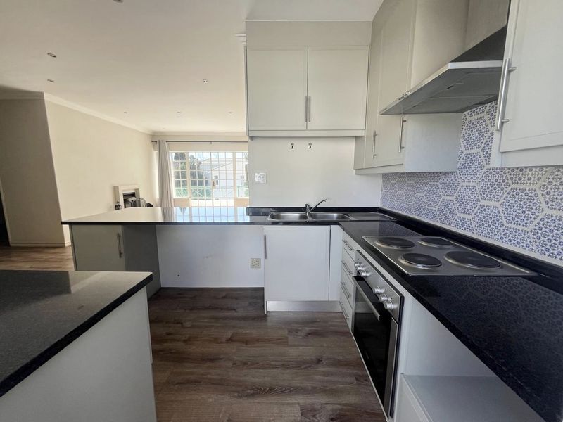 Secure spacious 2 Bedroom Apartment - Photo 7