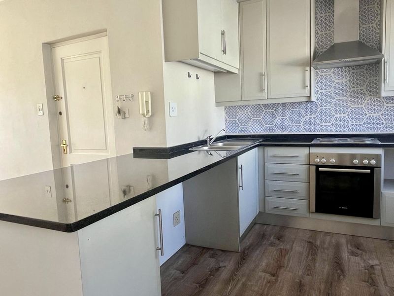 Secure spacious 2 Bedroom Apartment - Photo 6