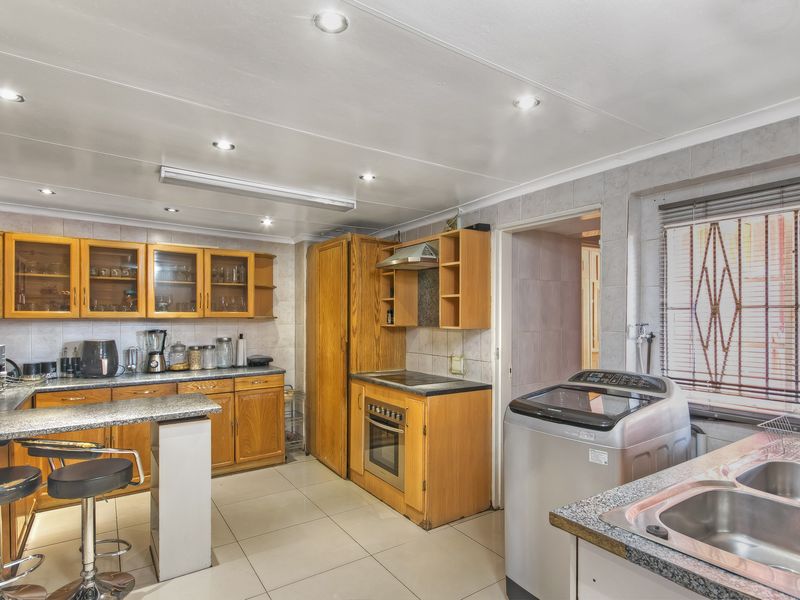 Neat 2 bedroom, 2 bathroom Family Home - Photo 8