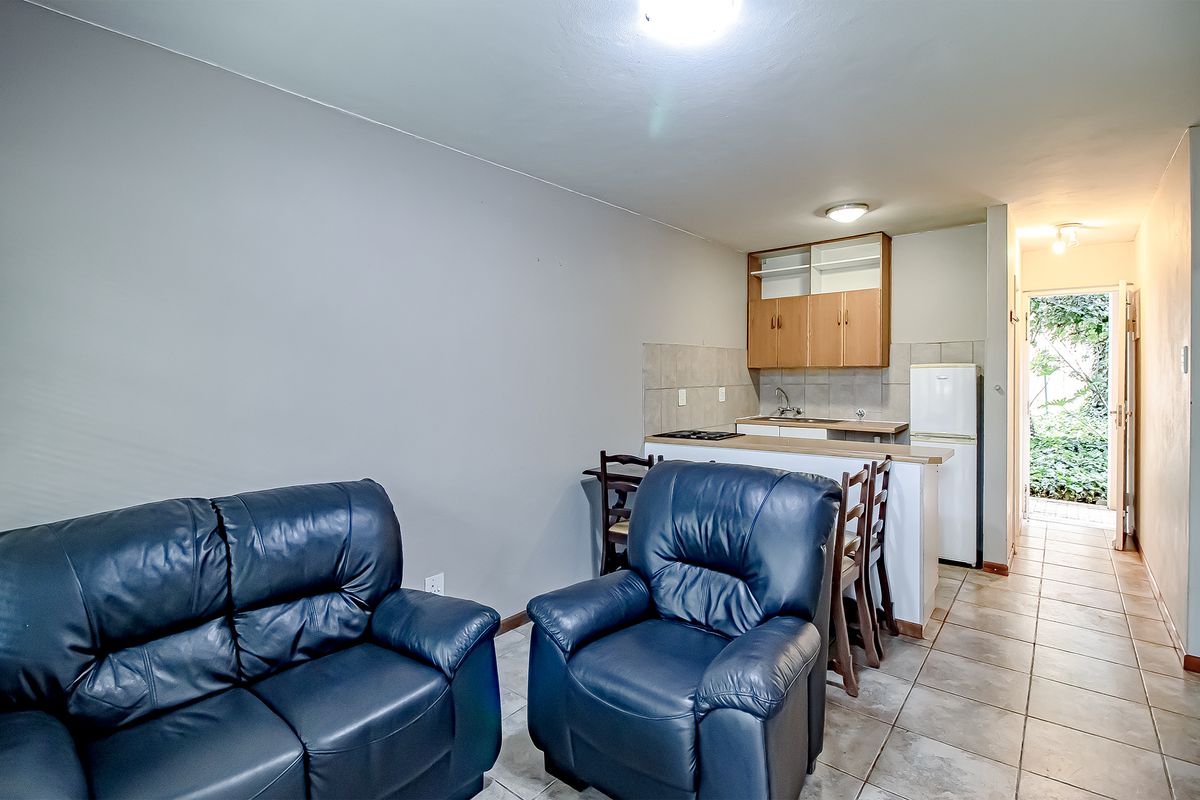 Perfect for student accommodation, a short walk to Tuks University, ideal lock up and go unit. - Photo 5