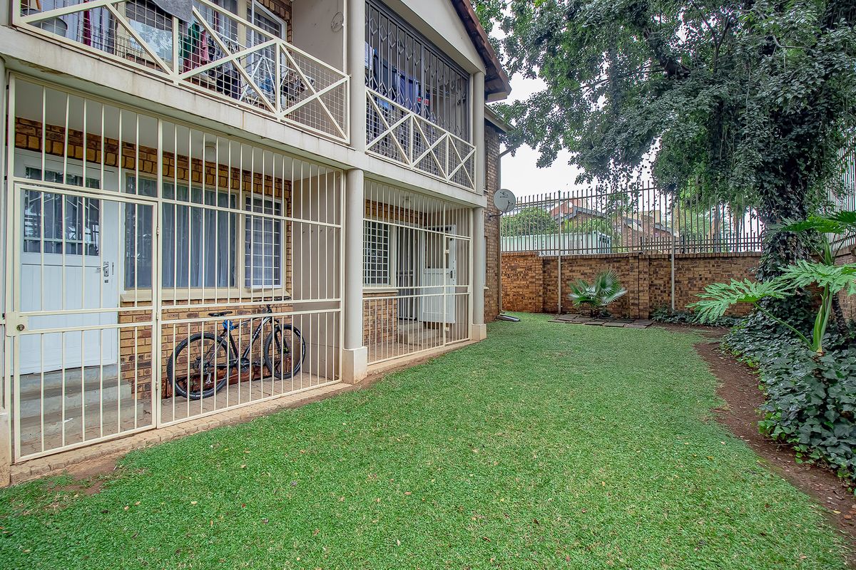 Perfect for student accommodation, a short walk to Tuks University, ideal lock up and go unit. - Photo 3