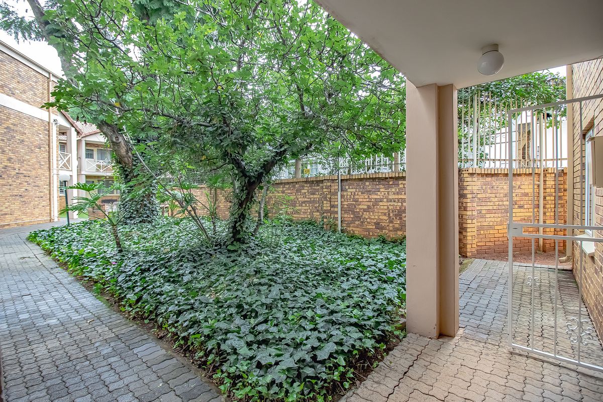 Perfect for student accommodation, a short walk to Tuks University, ideal lock up and go unit. - Photo 4