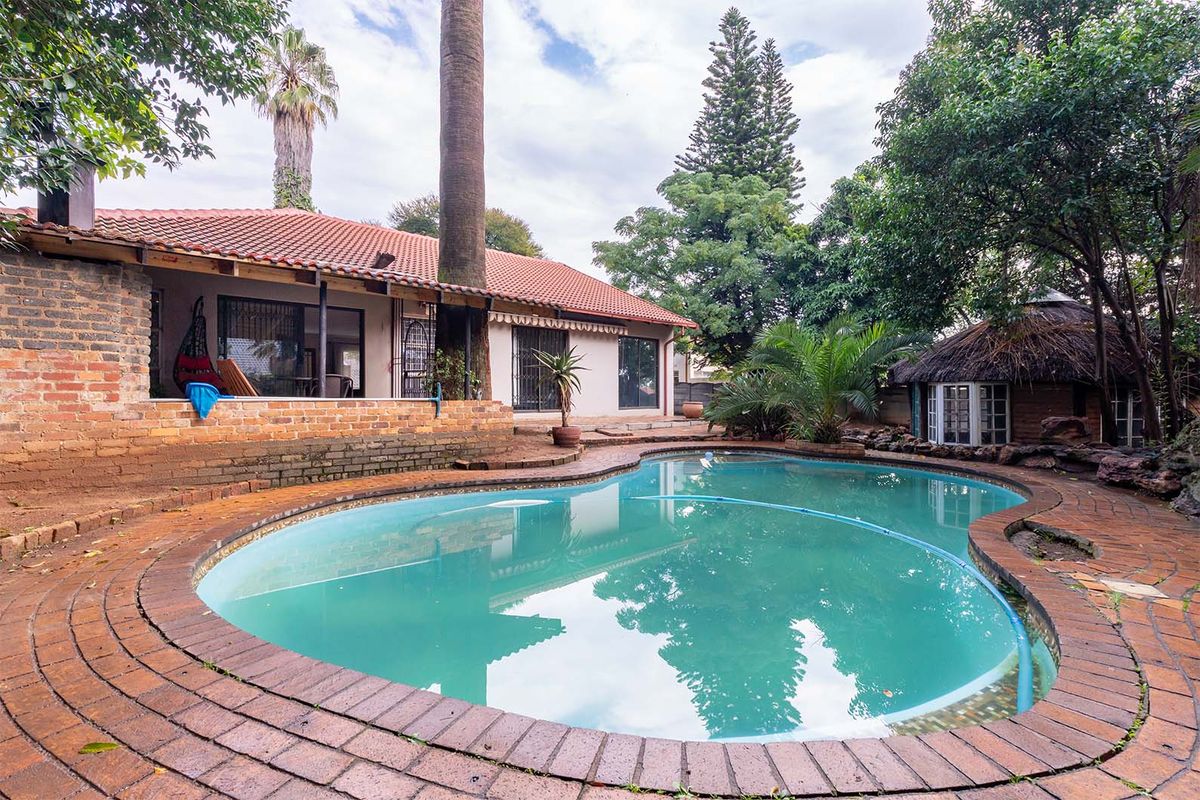 Entertainer's Paradise in Kempton Park - Photo 2
