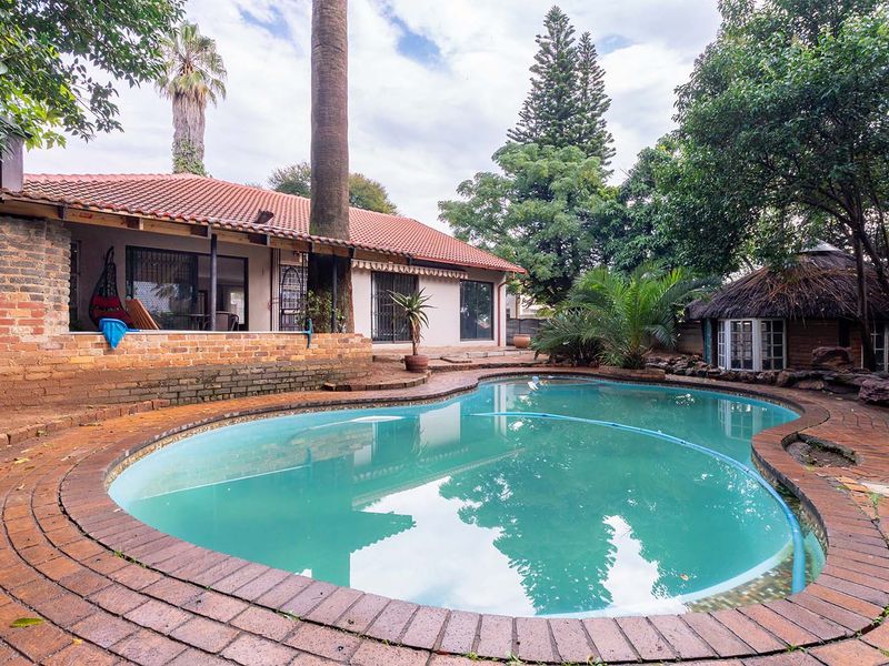 Entertainer's Paradise in Kempton Park - Photo 2