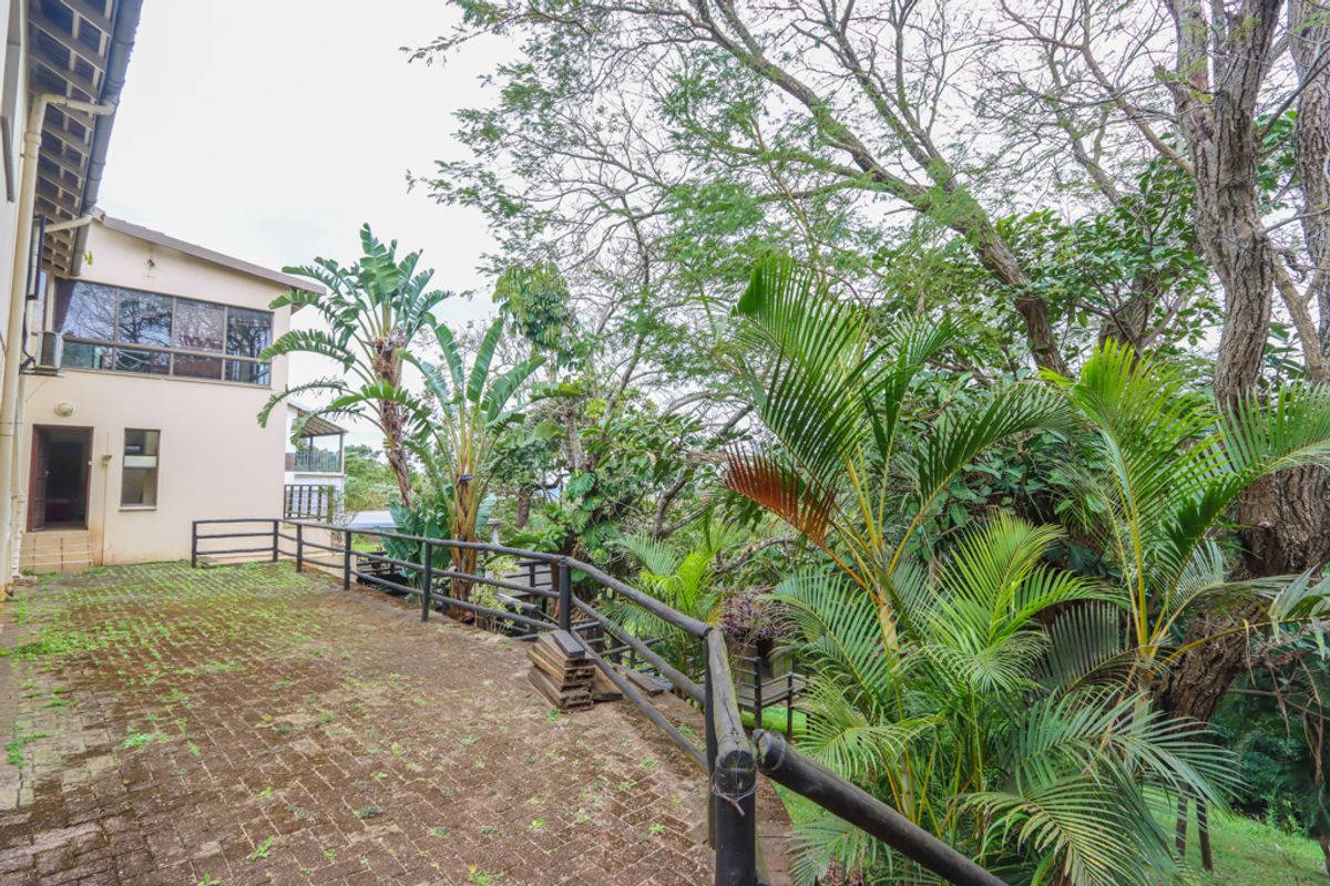 Spacious Five Bedroom Family Home - Photo 2