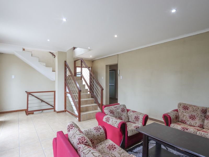 Spacious Five Bedroom Family Home - Photo 9