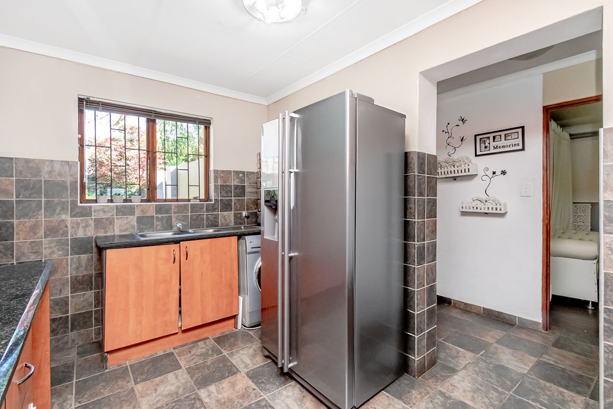 Charming 2-Bedroom Townhouse in a Secure North Riding Complex - Photo 3