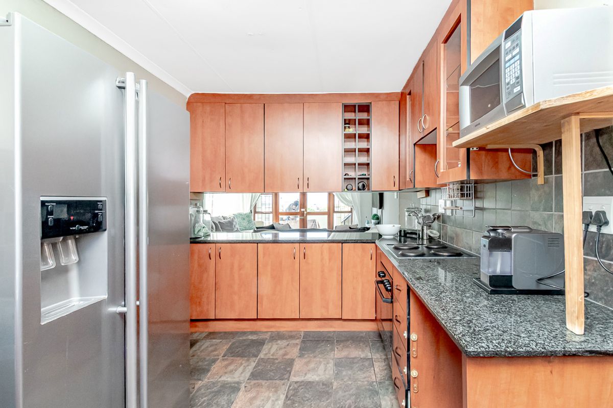 Charming 2-Bedroom Townhouse in a Secure North Riding Complex - Photo 5