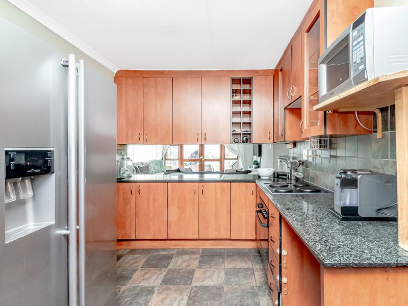 Charming 2-Bedroom Townhouse in a Secure North Riding Complex - Photo 5