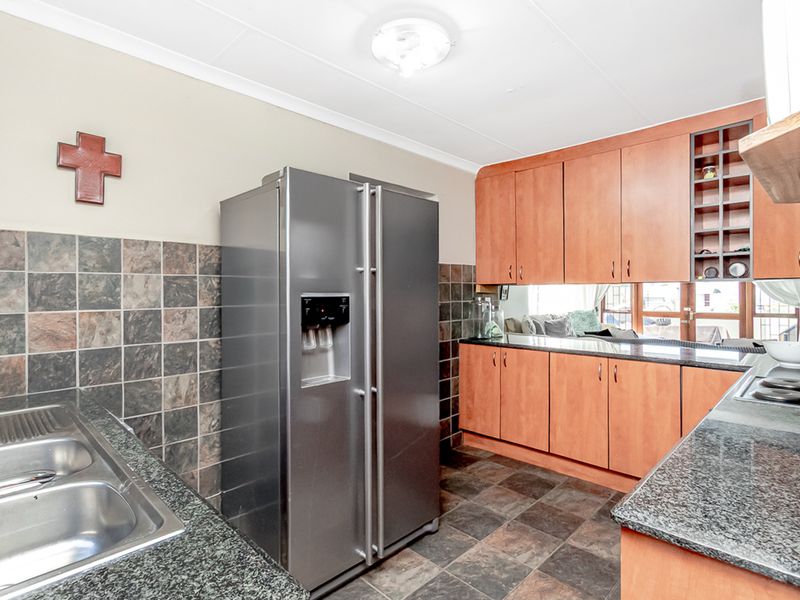 Charming 2-Bedroom Townhouse in a Secure North Riding Complex - Photo 6