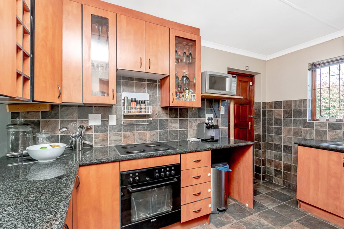 Charming 2-Bedroom Townhouse in a Secure North Riding Complex - Photo 4