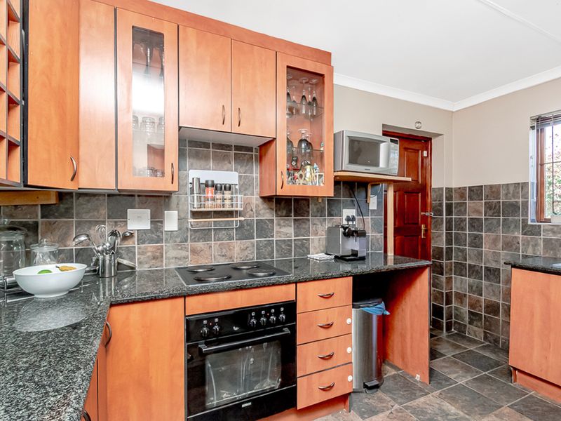 Charming 2-Bedroom Townhouse in a Secure North Riding Complex - Photo 4