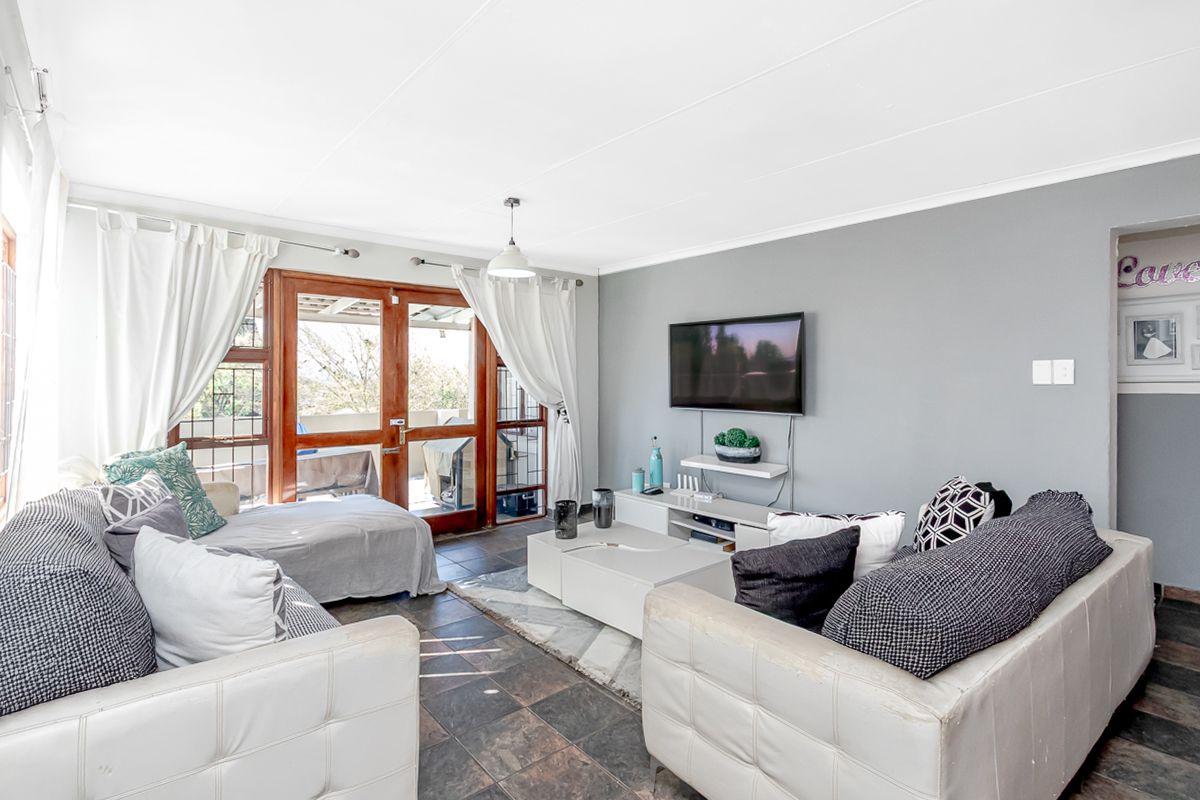 Charming 2-Bedroom Townhouse in a Secure North Riding Complex - Photo 2