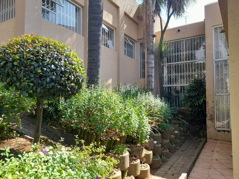 Large Family home for sale In Bassonia - Photo 6