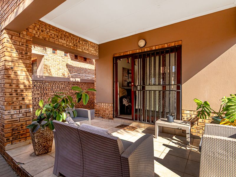 Beautiful well maintained 3 bedroom, 2 bathroom home - Photo 3