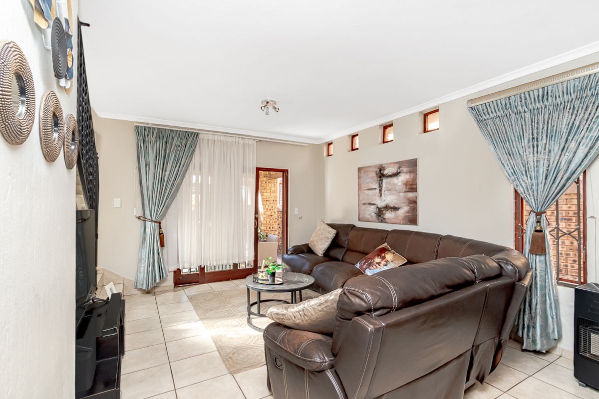 Beautiful well maintained 3 bedroom, 2 bathroom home - Photo 5