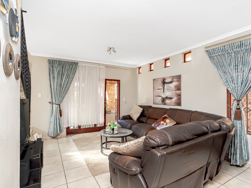 Beautiful well maintained 3 bedroom, 2 bathroom home - Photo 5