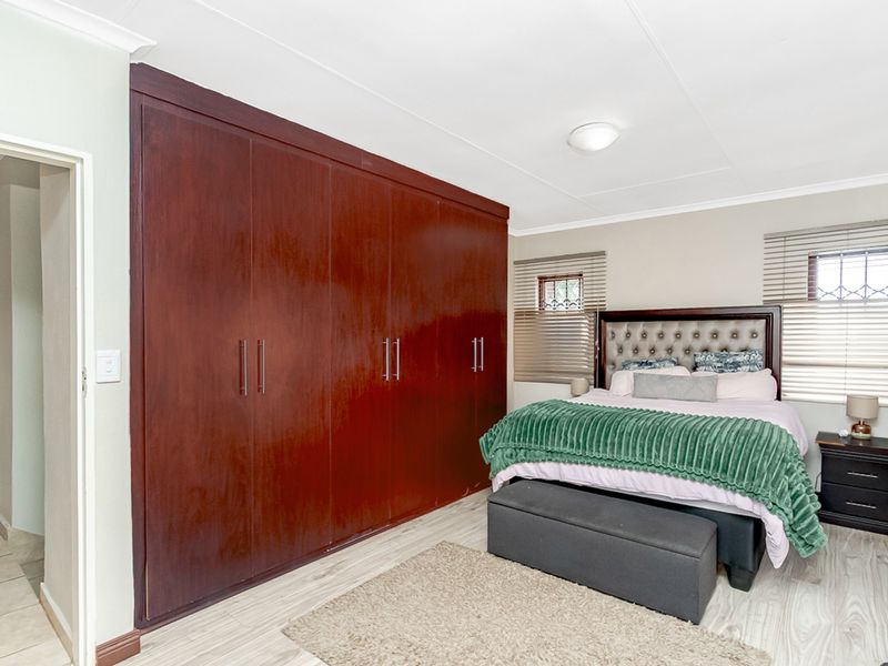 Beautiful well maintained 3 bedroom, 2 bathroom home - Photo 8