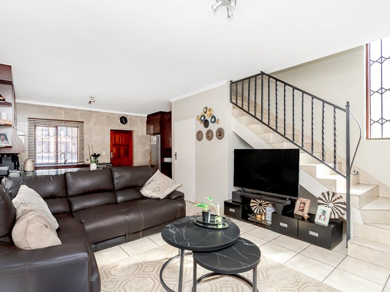 Beautiful well maintained 3 bedroom, 2 bathroom home - Photo 6