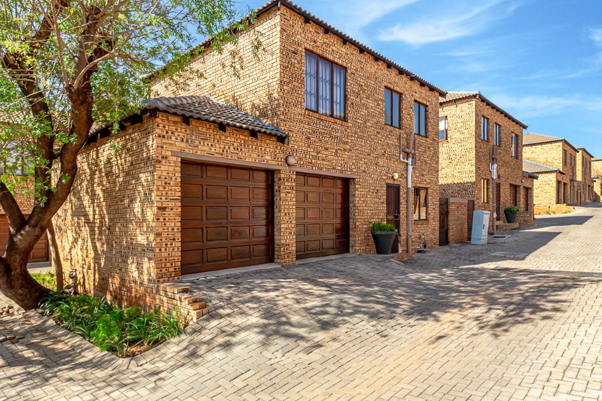 Beautiful well maintained 3 bedroom, 2 bathroom home - Photo 2