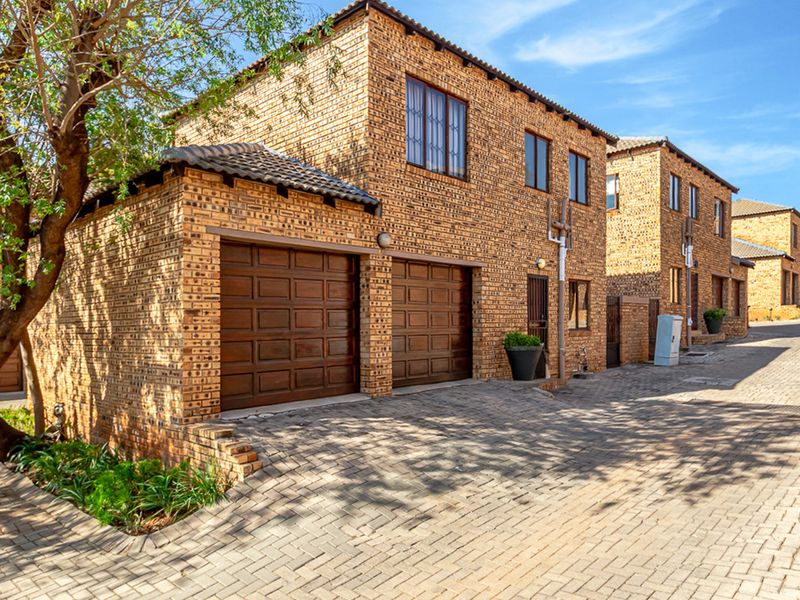 Beautiful well maintained 3 bedroom, 2 bathroom home - Photo 2