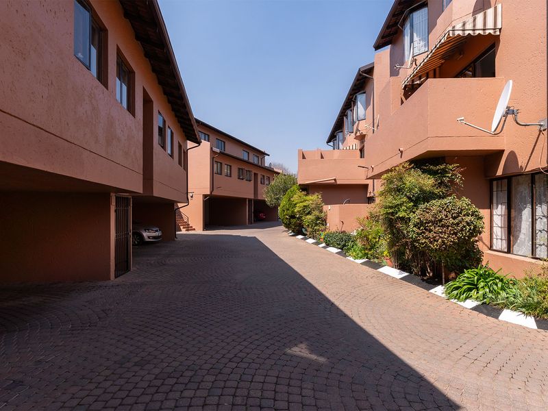 Secure and Spacious 2-Bedroom Duplex in Buurendal, Edenvale! - Photo 6